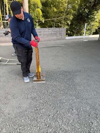 ばら撒いてから平にして突き固めるだけで完成する土間コン™︎は防草と排水のオワコン®︎まさ固®︎