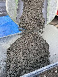 生コンを持ってきてもらってY弾（造粒材）投入【オワコン®︎まさ固®︎】透水-保水性土間コン™︎