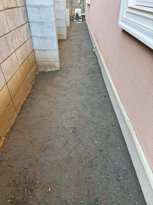 勝手口など家の裏側ヒトケのないところ【土間コン™︎】では解決できないような排水や予算の問題