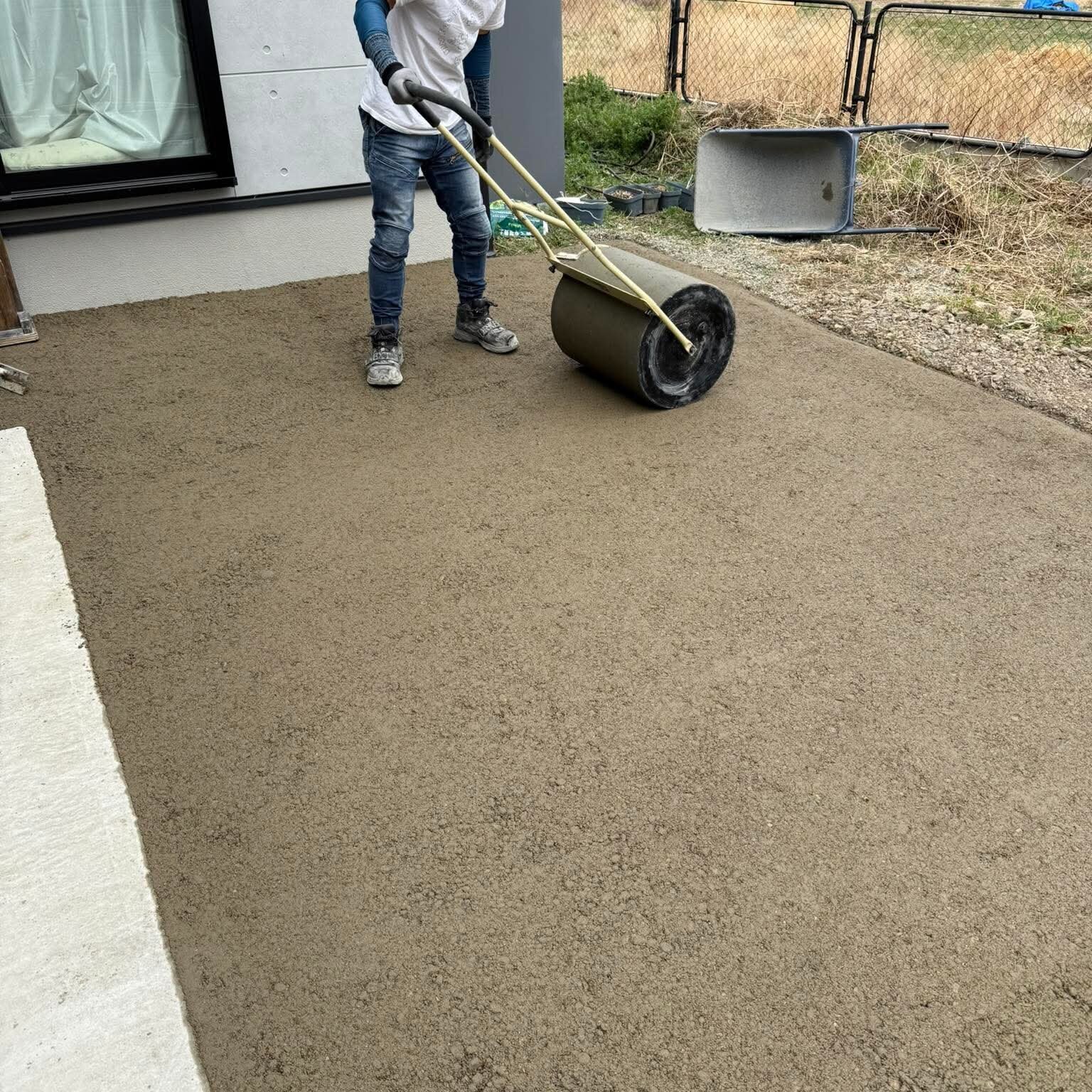 放置するとずっと草やぬかるみや凹凸や水たまりや害虫や猫の糞害やらで苦しむから保水性土間コン™︎