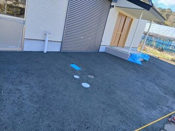 雨上がりのぬかるみや水たまり（段差、凹凸）や春から夏にかけての雑草を対策する土間コン™︎