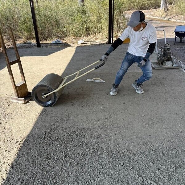 自宅の駐車場の土間コン™︎が平らでも水たまりができず夏場の路面温度上昇を抑制する