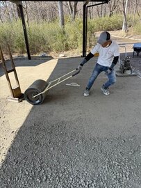 自宅の駐車場の土間コン™︎が平らでも水たまりができず夏場の路面温度上昇を抑制する