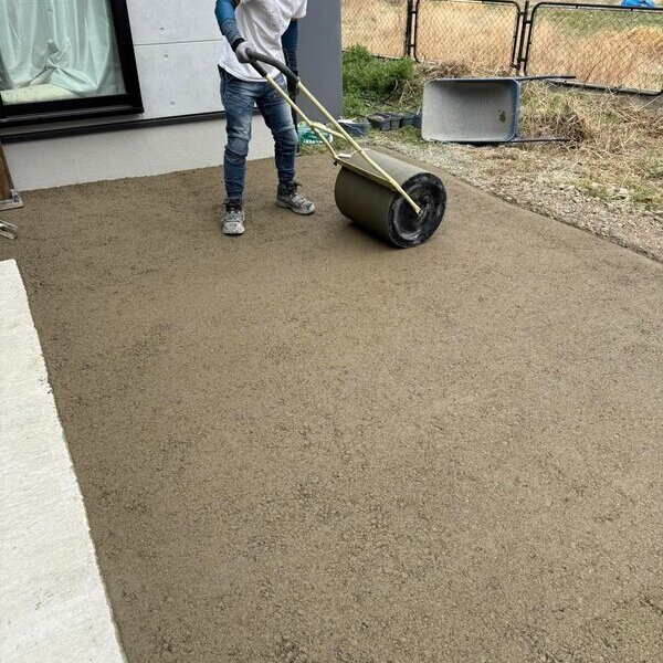 放置するとずっと草やぬかるみや凹凸や水たまりや害虫や猫の糞害やらで苦しむから保水性土間コン™︎