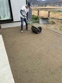 放置するとずっと草やぬかるみや凹凸や水たまりや害虫や猫の糞害やらで苦しむから保水性土間コン™︎