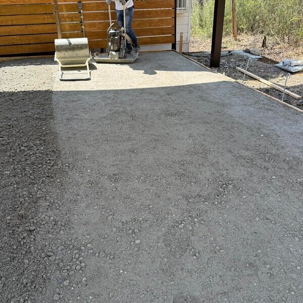 保水性のある土間コン™︎で駐車場を整備するだけじゃない。段差やぬかるみ、雑草を対策したりも