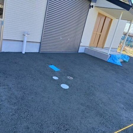 雨上がりのぬかるみや水たまり（段差、凹凸）や春から夏にかけての雑草を対策する土間コン™︎