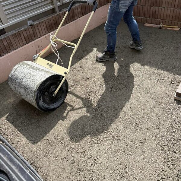 芝を撤去してバスケットの練習用として土間コン™︎【オワコン®︎まさ固®︎】で平らにしてもらいたい