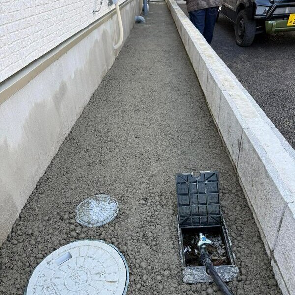 庭にバイク置き場「これで草取りからも解放される」お施主様も作業状況などYouTubeにアップ