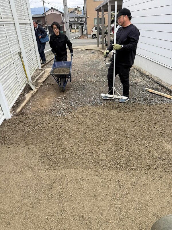 駐車場の土間が保水性だとワンちゃんやお子さんお父さんまでいいことあります
