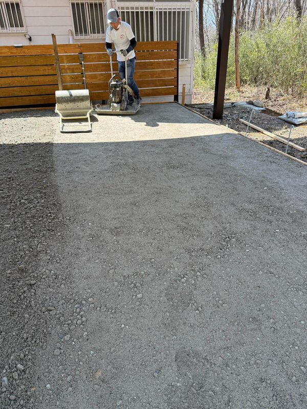 保水性のある土間コン™︎で駐車場を整備するだけじゃない。段差やぬかるみ、雑草を対策したりも