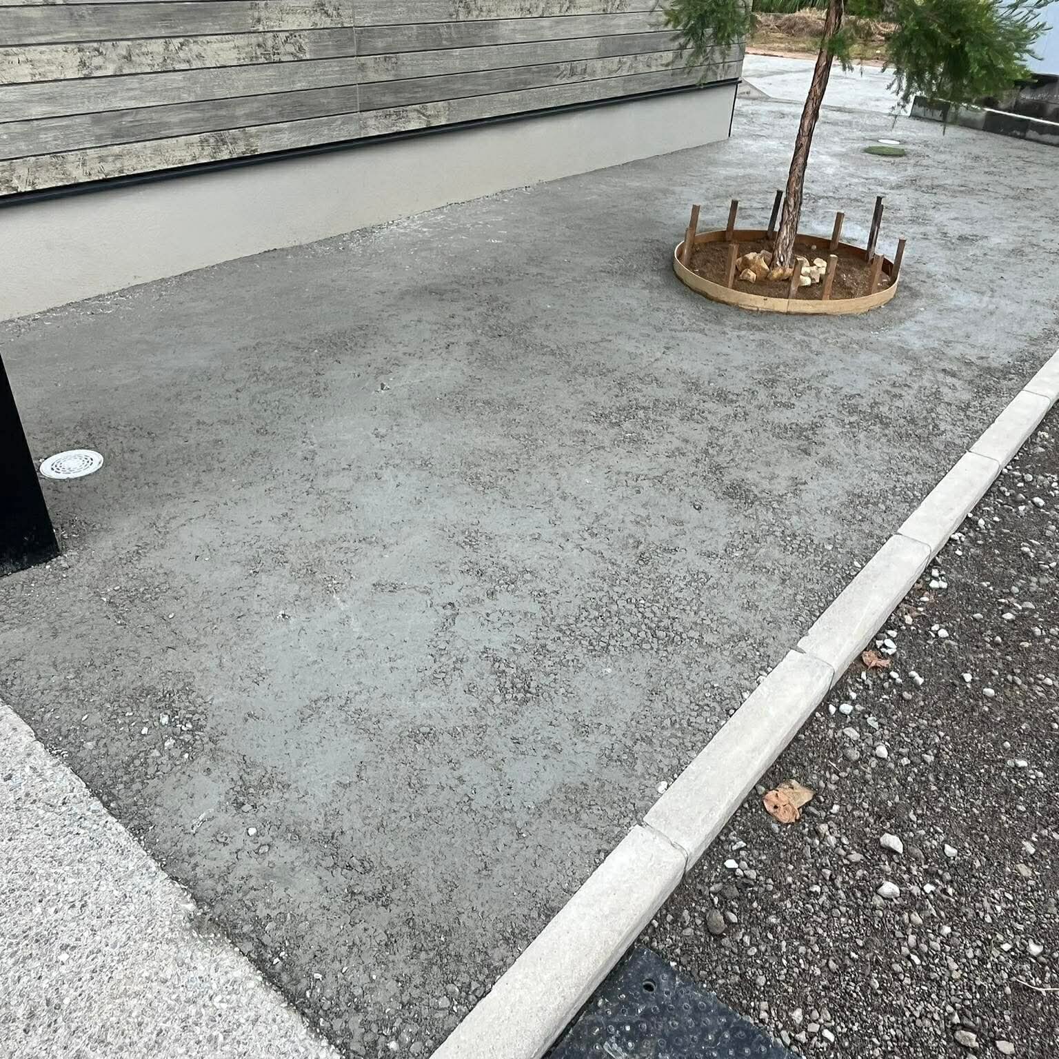 人工芝を剥がしてみたらソコは虫たちの楽園でした。ムカデもデカいのが数匹