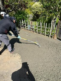 砂利とか砕石を撒いておくだけの工事だって業者さんに依頼すればそこそこ値段が張ります