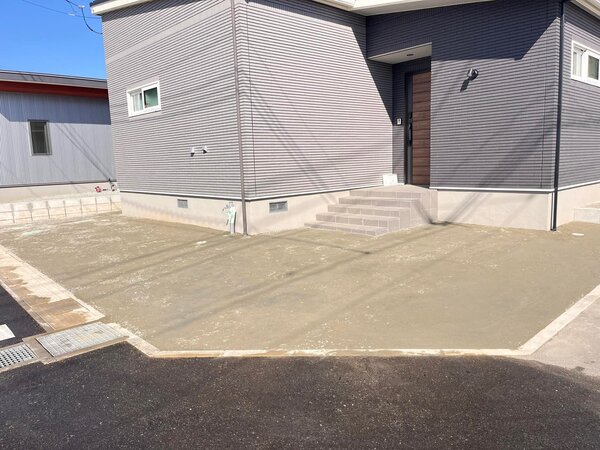 駐車場を地面のままは泥濘むからダメ砕石敷きじゃなくて土間コン™︎がいいけど安くなければ嫌