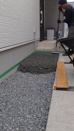 土間コン™︎隙間（排水スリット）砕石敷きは段差、雑草、散乱、ぬかるみ問題を生じさせます