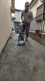砕石のように見えるけど土間コン™︎？！ だけど作業は一般の方でも簡単にできちゃう！！