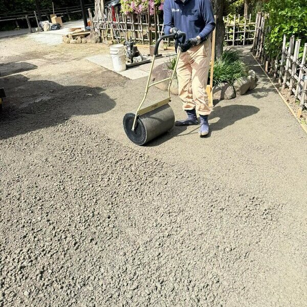 裸の地面は自然だけれど人が暮らすには何かと不便がつきまとう 雑草 ぬかるみ 水たまり