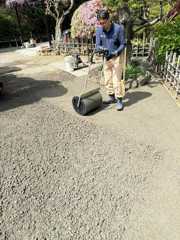 裸の地面は自然だけれど人が暮らすには何かと不便がつきまとう 雑草 ぬかるみ 水たまり