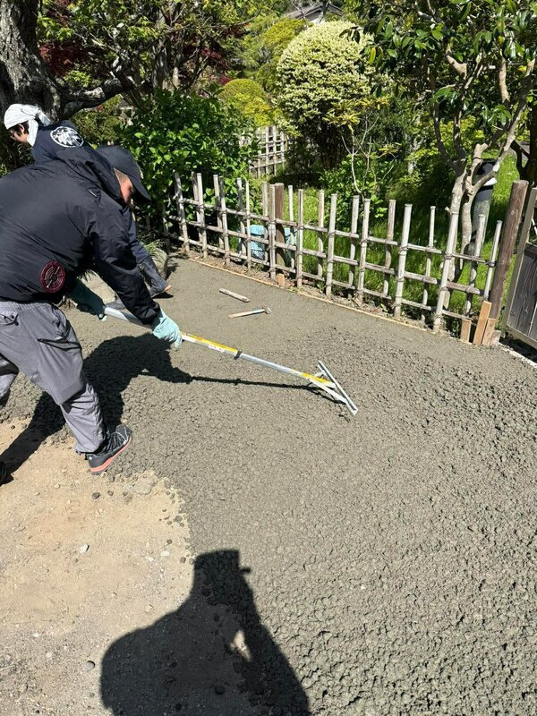 砂利とか砕石を撒いておくだけの工事だって業者さんに依頼すればそこそこ値段が張ります