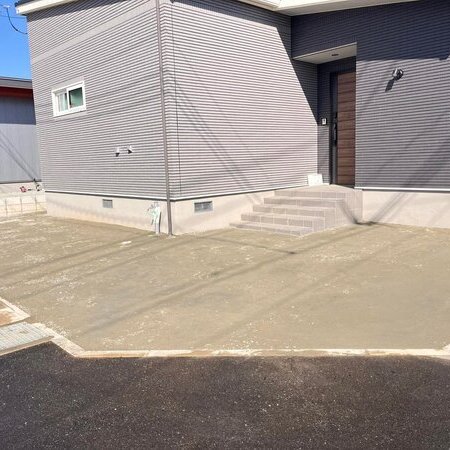 駐車場を地面のままは泥濘むからダメ砕石敷きじゃなくて土間コン™︎がいいけど安くなければ嫌