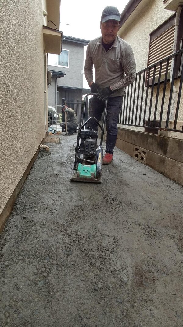 砕石のように見えるけど土間コン™︎？！ だけど作業は一般の方でも簡単にできちゃう！！