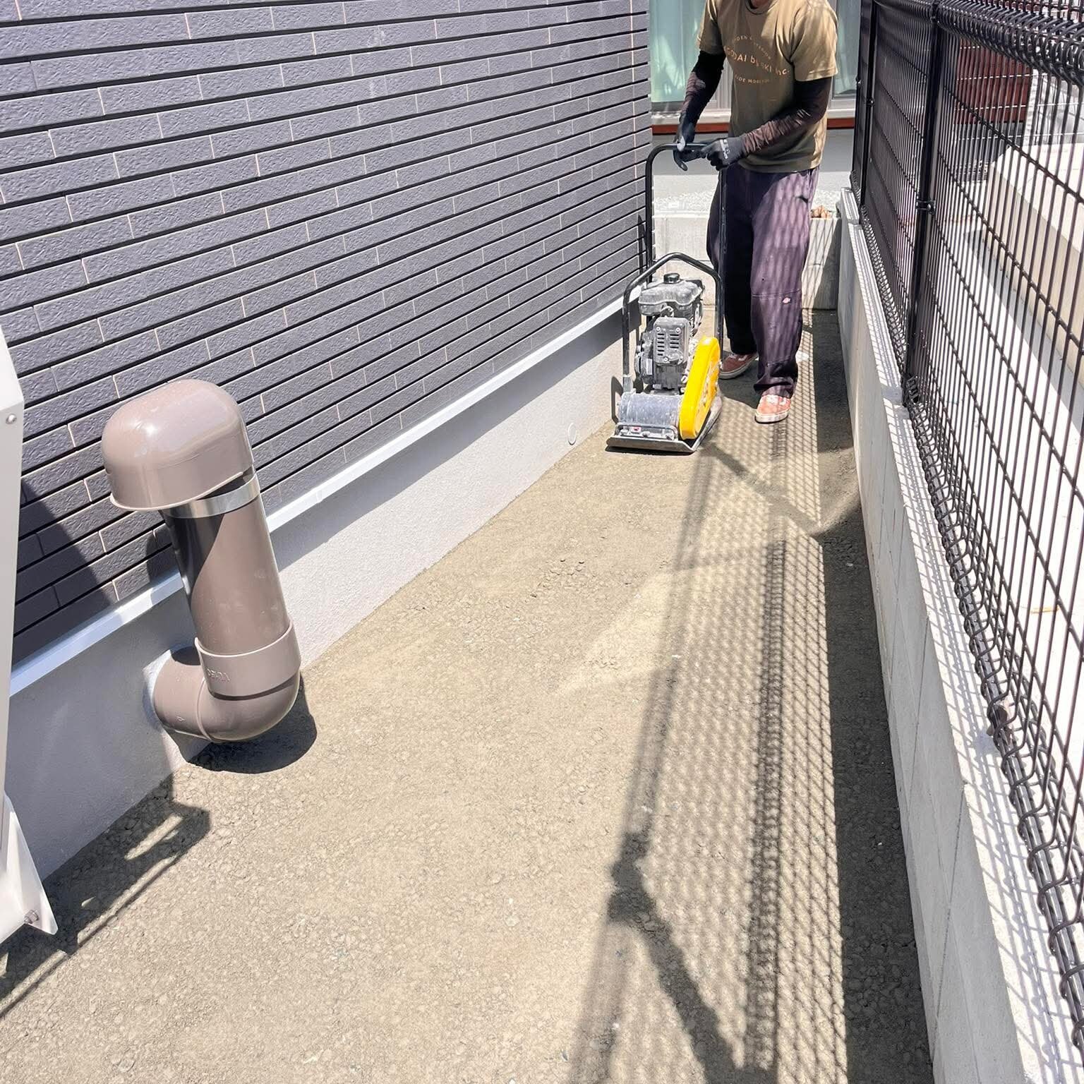 砂利敷きと違って散乱凸凹ぬかるみ草生えたりしない。コンクリなのに水を吸い込むから水たまりできない