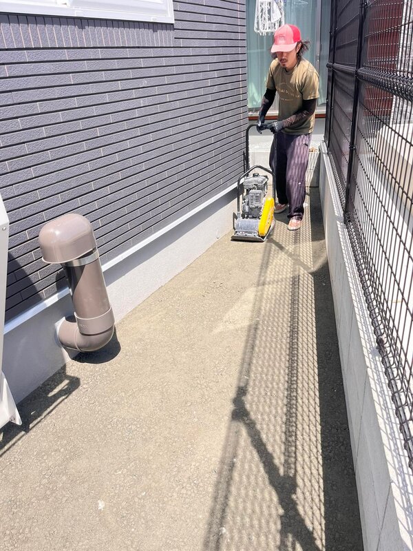 砂利敷きと違って散乱凸凹ぬかるみ草生えたりしない。コンクリなのに水を吸い込むから水たまりできない