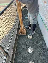 砂利敷きはヤダけど土間コン™︎は高いから手が出ない。 造粒ポーラスコンクリートという選択肢