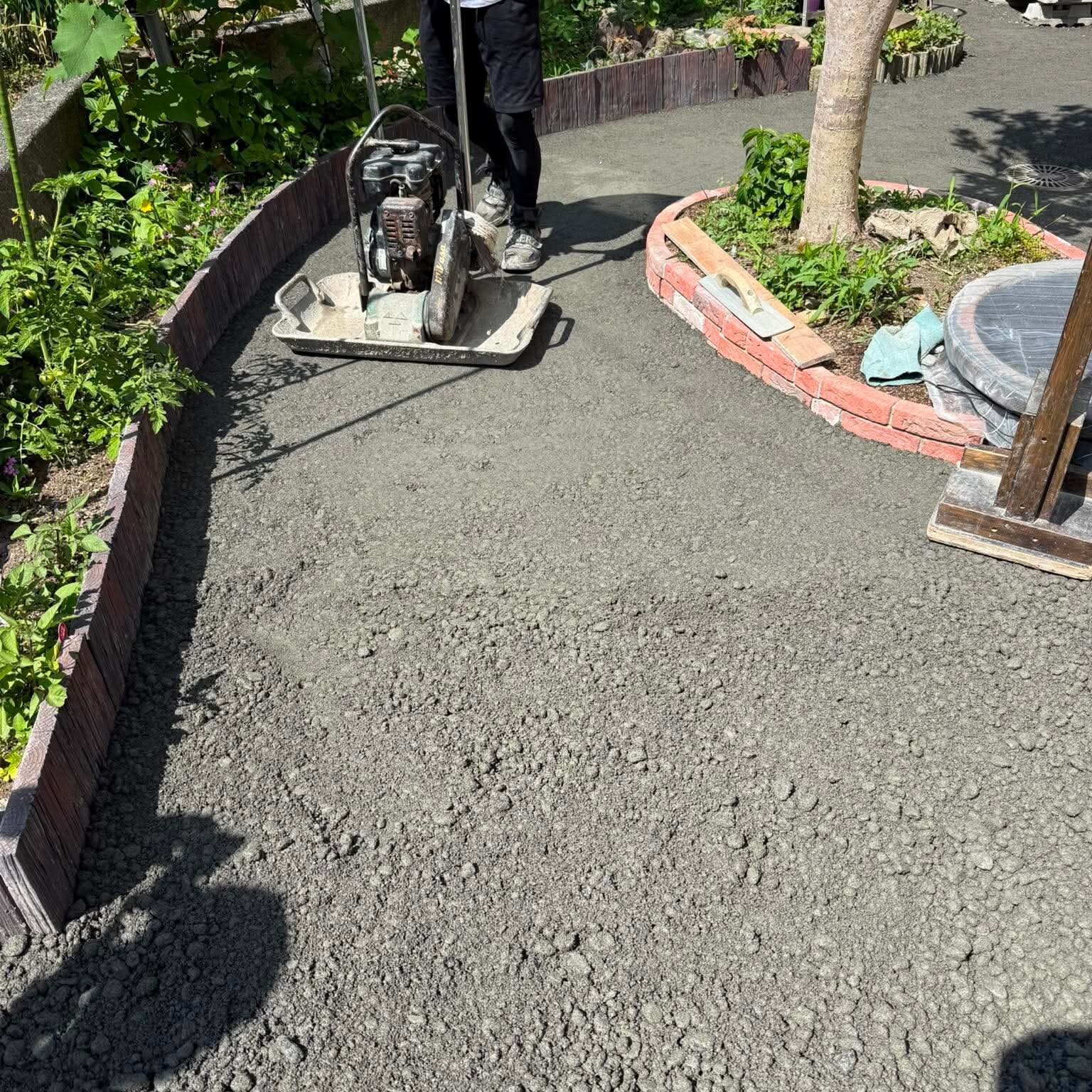 雑草、ぬかるみ、水たまり、蚊の大量発生、猫の糞害etc 足元ソリューション全てのレンジをカバー