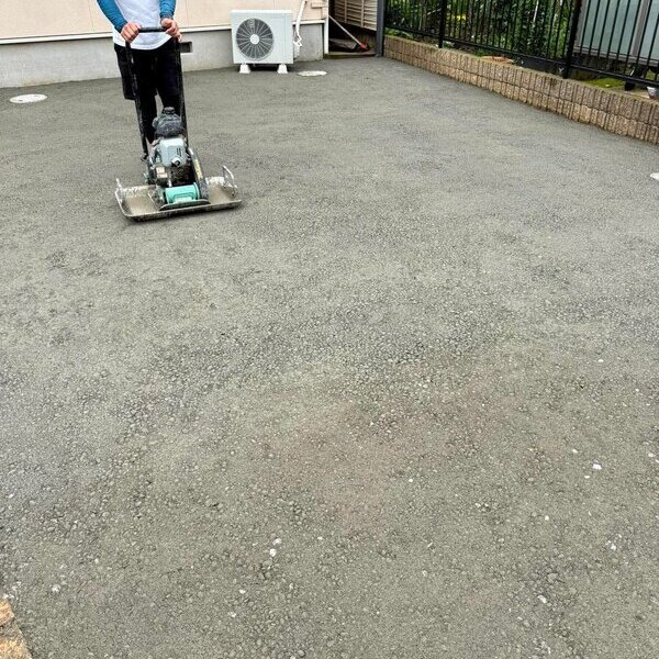 敷き詰めとくだけノーメンテのお庭