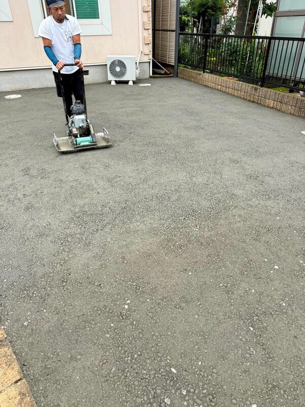 敷き詰めとくだけノーメンテのお庭