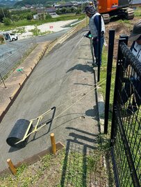 斜面の土壌侵食と雑草を対策します
