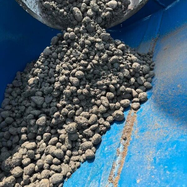 法面の雑草と流水を対策する