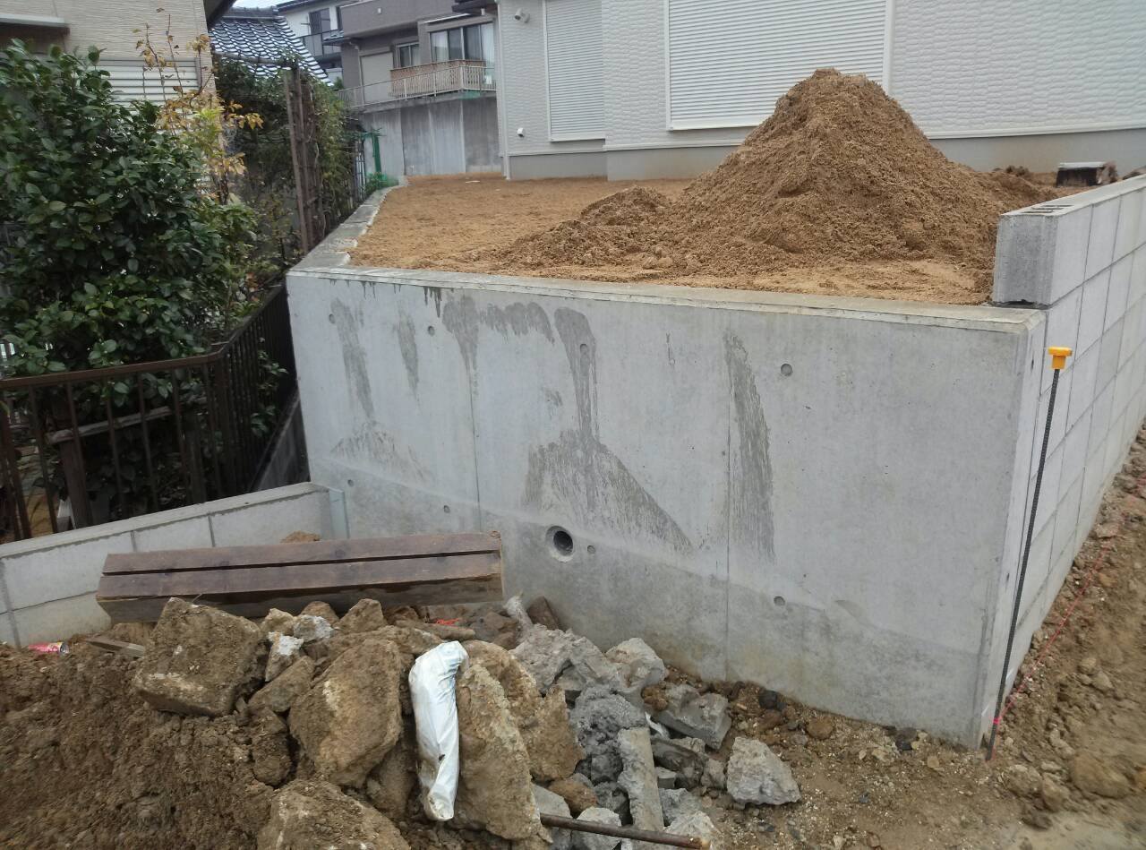 敷地ギリギリまで家を配置することだって可能 L型擁壁 施工不良 コンクリート補修 打ち放し ブロック Cbrc 省スペース 工期短縮 コンクリートリフォーム 生コンポータル 敷地ギリギリまで家を配置することだって可能 L型擁壁 施工不良 コンクリート補修 打ち放し ブロック Cbrc 省スペース 工期短縮 コンクリートリフォーム 生コンポータル