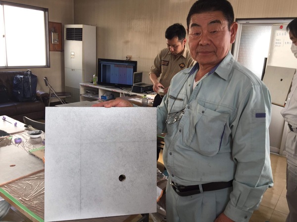 「黄綬褒章の名工の手による色合わせ」