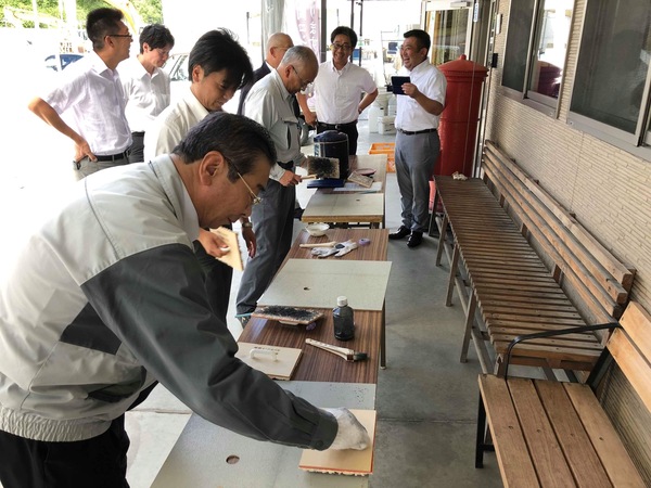 「『我こそは』と道具を手に取り打ち放しを体験｜打ち放し色合わせ」