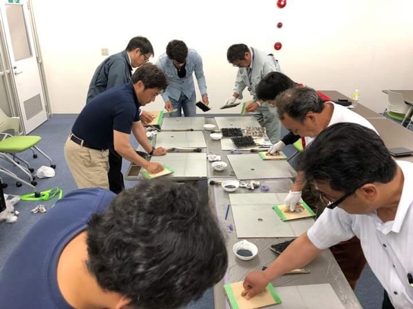 「現場で体験できる！実際の道具と材料に触れる！！｜打ち放し色合わせ」