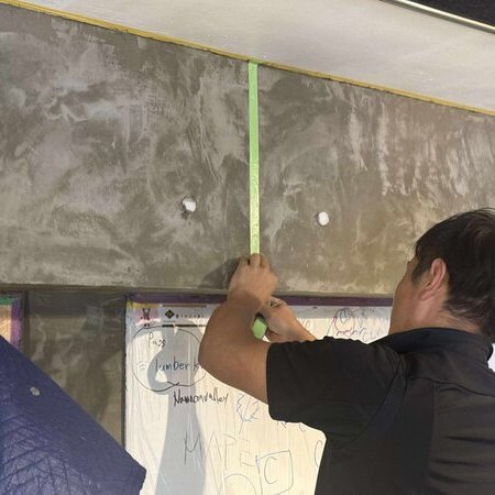 ナマコンバレーに新たに【八介】（感動を彩る美の創造）の展示が設置されます（打ち放しコンクリート色合わせ）