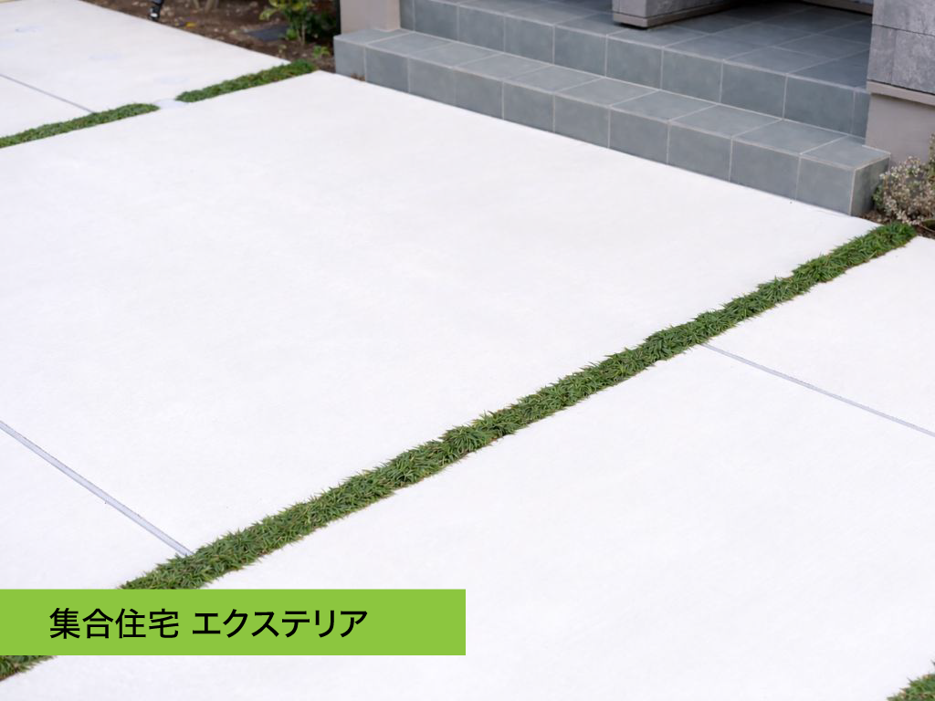 メゾネットタイプの駐車場、白い駐車場により明るい印象に